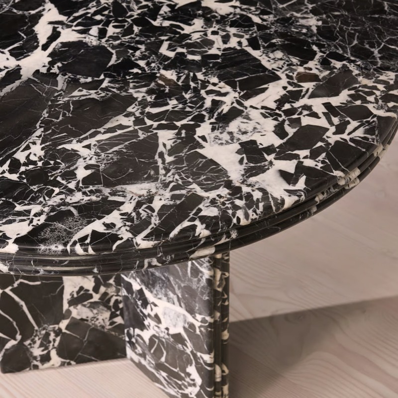 Gran mesa de comedor antigua de mármol con patas en forma de V